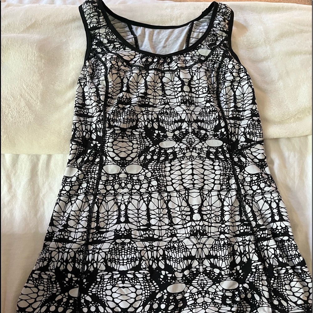 lululemon size 6 black and white athletic tank